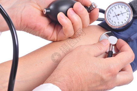 用听诊器近距离测量血压图片