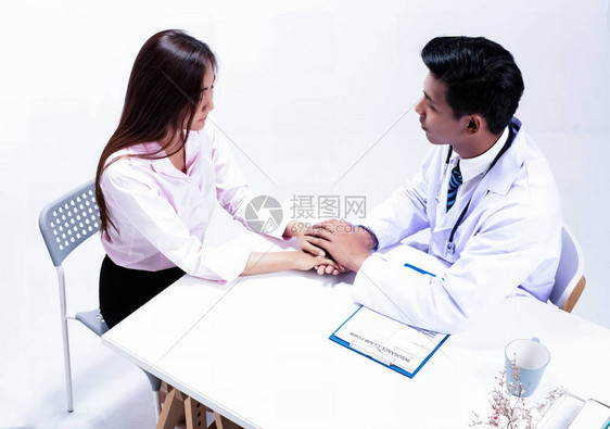 医生持有女病人的手鼓励咨询治疗计划图片