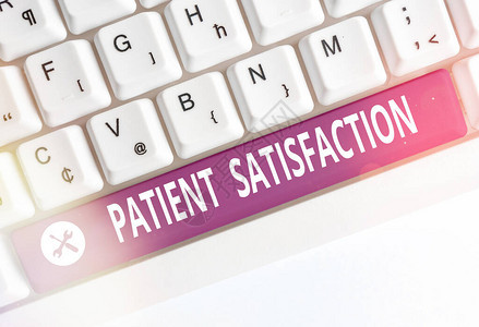 显示患者满意度的书写笔记患者对其医疗保健满意程度的商业概念彩色键盘图片