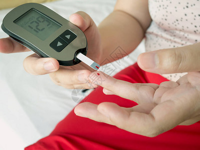 使用数字甘蔗测量仪糖尿病测试量葡萄糖水图片