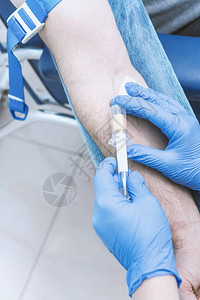 医疗技术人员为病人提供抽血服务请访问InfoFin图片