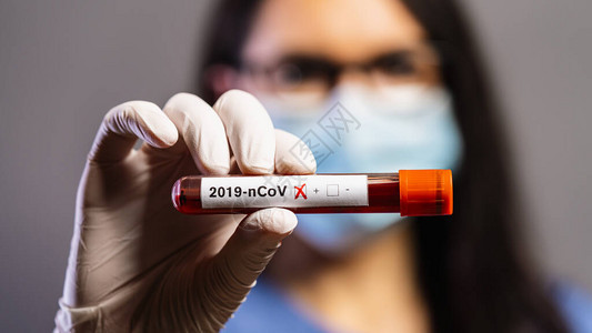新科罗纳血液测试概念2019nCOV分析中护士持图片