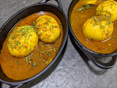 印度的辣蛋咖喱或麦撒拉在石图片