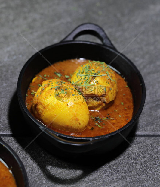 印度的辣蛋咖喱或鸡蛋麦撒拉在石图片