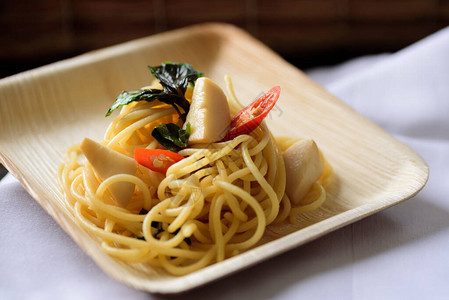 蘑菇泰国风格食用维冈菜的炒图片