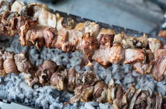 塞浦路斯传统猪肉和羊肉烤称为苏弗拉图片