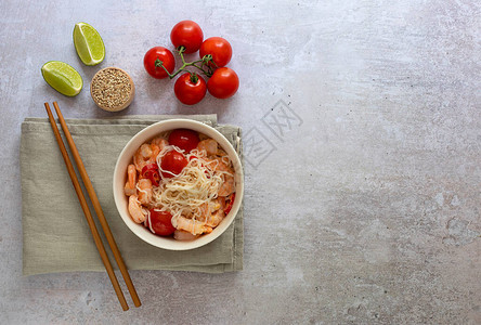 无麸质和食品Keto饮食面条白泷魔芋配虾和西红柿在碗里用筷子复制食谱图片