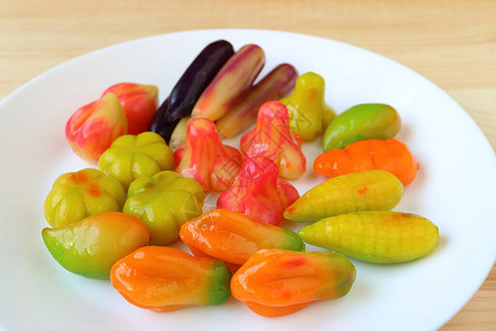 KanomLookChoup水果和蔬菜形状的杏仁糖图片