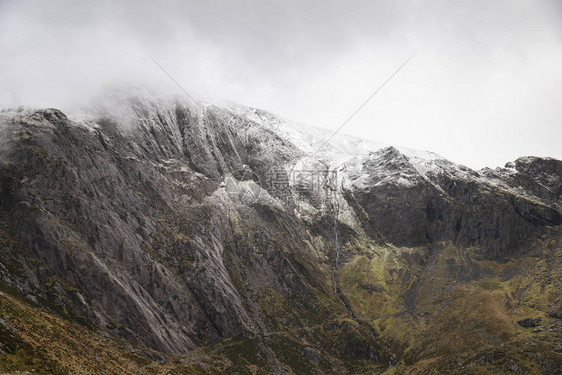 冬季斯诺多尼亚雪上花的Glyders山脉地貌景象震撼不已图片