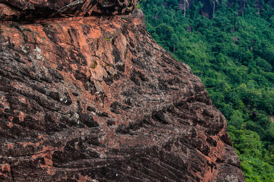 看着泰国汶干府富星公园的山崖边图片