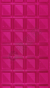 背景冲击粉色中的巧克力栏垂直图像图片