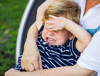 小男孩在母亲的怀抱中哭泣神经图片