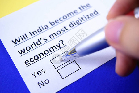 一个人正在回答关于印度经济的问题背景图片