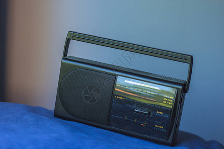 80年代旧晶体管收音机的背景图片