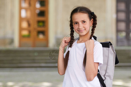 可爱的女学生背着包图片