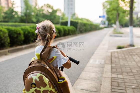 在独自书包学前班和幼儿园教育理念的校后图片