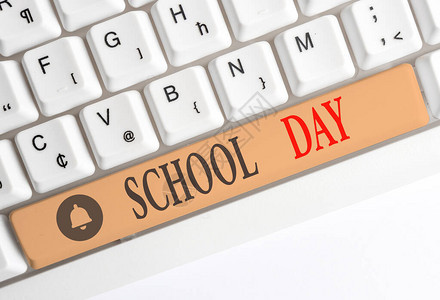 文字书写文本上学日商务照片展示从早上七点或八点开始到下午三点在那里教白色pc键盘图片