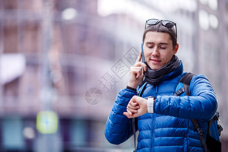 男人在电话里聊天看着城图片