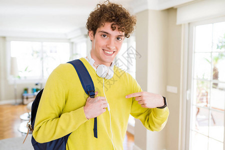 青年学生男子佩戴耳机和背包图片