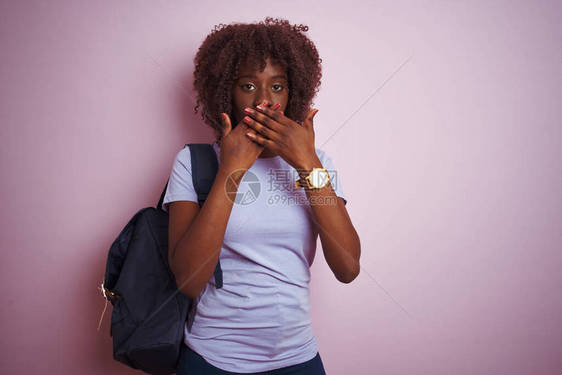 身着背包的非洲青年旅游妇女站在孤立的粉红色背景上图片