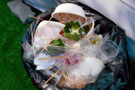 垃圾箱里的食物和塑料垃圾塑图片