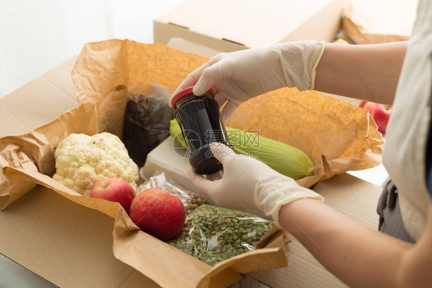 妇女志愿者的手把食物放进盒子里高清图片下载-正版图片503710926-摄图网