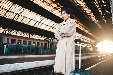 火车站的重男少女等火车到达时正在图片