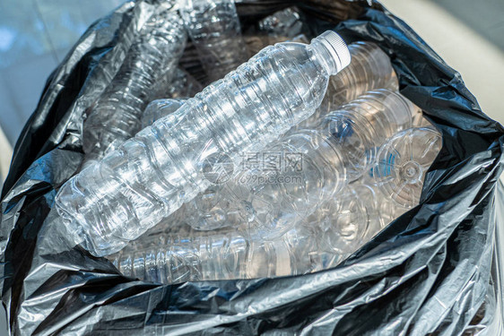 垃圾袋中的封闭塑料瓶全球暖化概念图片