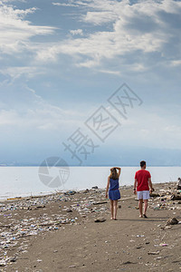 父亲和女儿在Balinese海滩上海中排放的图片