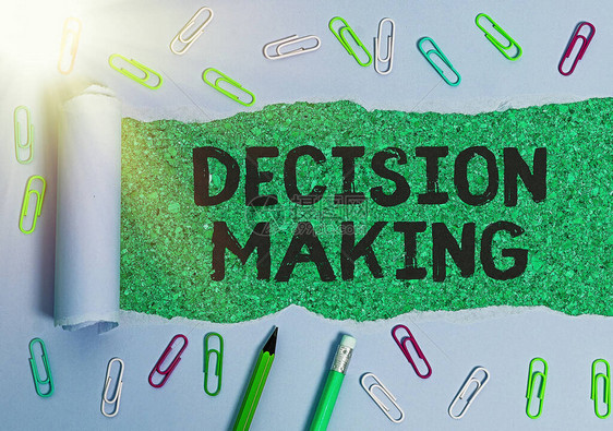 显示决策的书写笔记在两种或多种可能之间做出决定的行图片