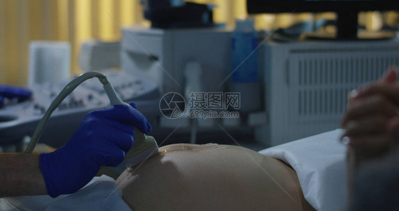 一名医生用超声波传感器对孕妇进行检图片