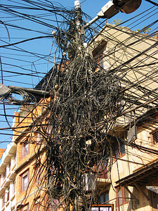 尼泊尔加德满都的巨型电线串连尼图片
