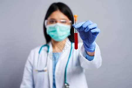 女医生拿着试管带血图片