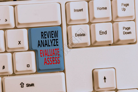 手写文本审查分析评估能分析反馈过程的概念照片评估白色pc键盘图片