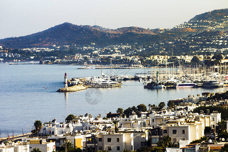 Turgutreis湾中心全景与Marina海光和城市在炎热的正午图片