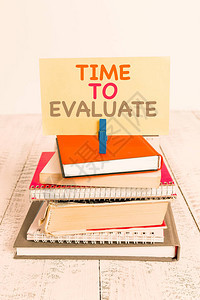 概念手写显示评估时间概念意义判断某物的价值或意义堆积书籍笔记本别针图片