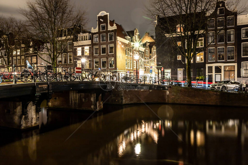位于荷兰安默登的夜间建图片
