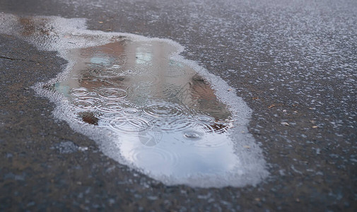 沥青人行道上的雨水坑关图片