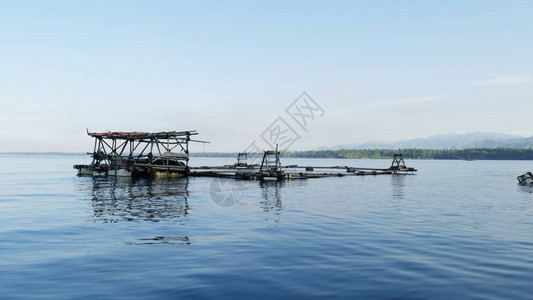 在菲律宾南部一个渔村的环礁湖中有图片