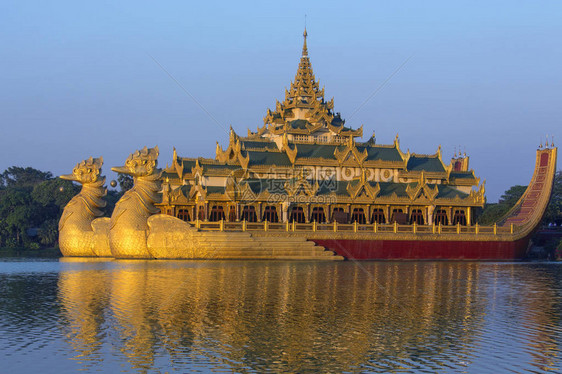 Karaweik是缅甸仰光Kandawgyi湖上一艘缅甸皇家驳船的复制品虽然是地标图片