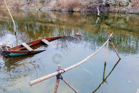 河岸上被淹的旧船秋天的风景图片