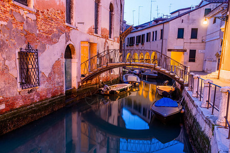 意大利威尼斯的运河风景在日图片