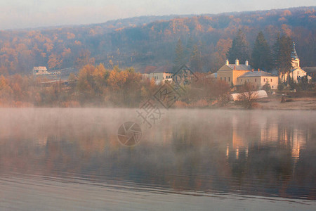 在教堂前面的布莱德湖水上喷雾图片