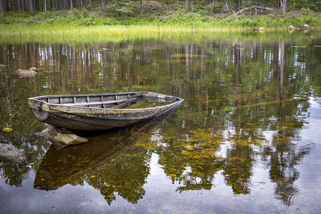 春天下午在湖边的废弃小船在瑞典被人看到过图片
