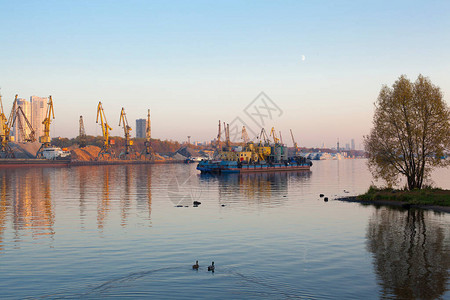 莫斯科河道Rechnoyvokzal上的Barge图片