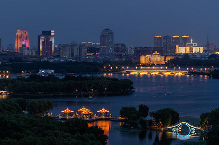 常春南湖公园夜景图片