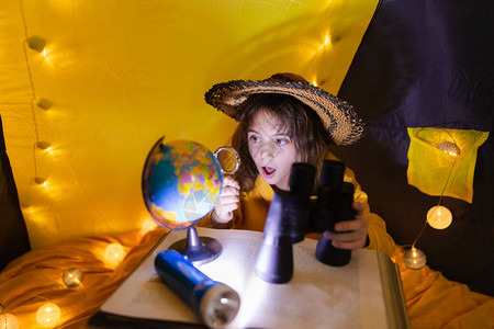 幼女利用放大镜在一个家里探索地球图片