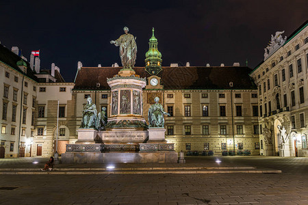 弗朗茨一世皇帝的神像在维也纳霍夫堡城广图片