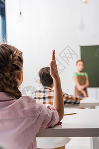 在同学身边举起手的小学生有选择图片