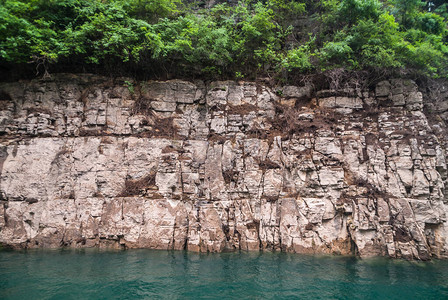 大宁河上的龙门峡谷米色棕岩石海岸线的特写镜头图片